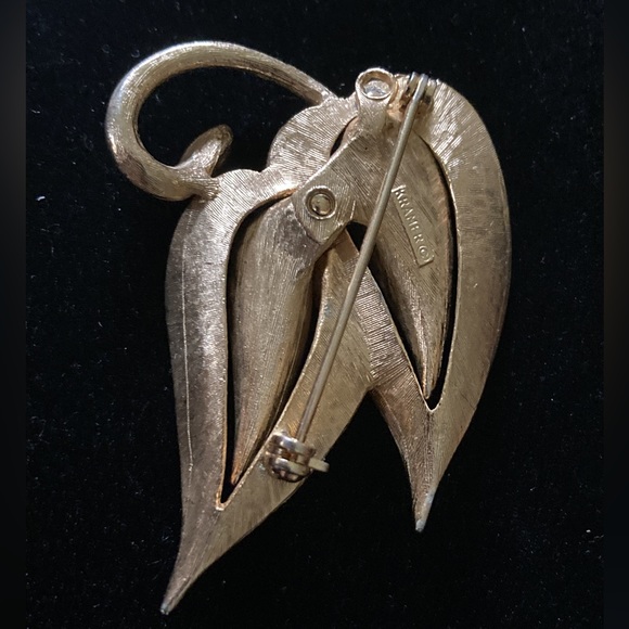 VINTAGE SIGNED KRAMER GOLD TONE & DOUBL LEAF BROOCH - Picture 2 of 7